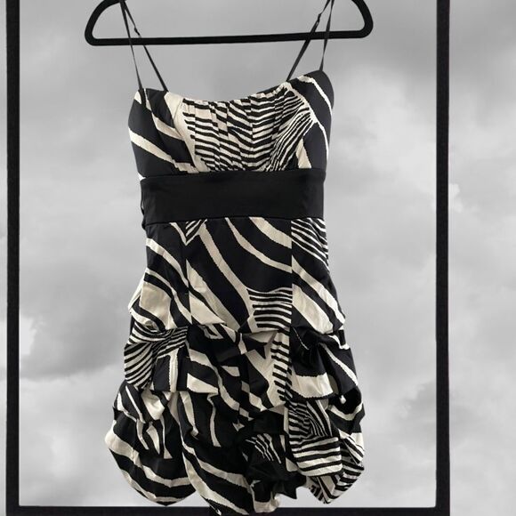 BLACK AND WHITE RUFFLED DRESS - Picture 12 of 14